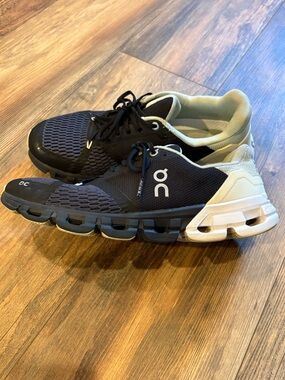 On Running On Cloudflyer Shoes women’s   Size 9.5